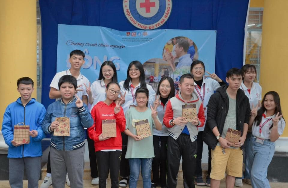 LCĐ khoa Quản Trị Kinh Doanh  tổ chức chương trình "Đông bên em" tại Trung tâm Hướng nghiệp Từ thiện Chữ thập đỏ TP. Đà Nẵng